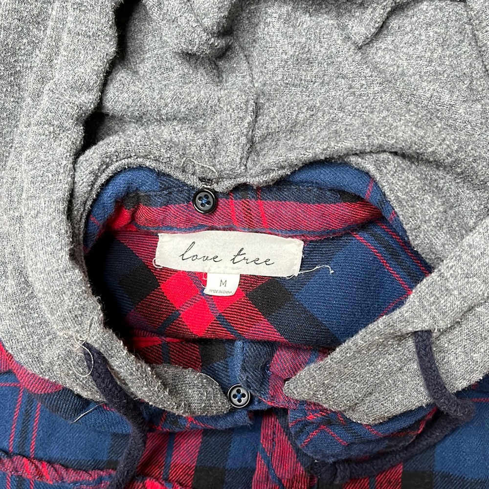 Love Tree size medium ⠀
⠀
Flannel with detachable cotton hood ⠀
⠀
Lightly used - Picture 3 of 3